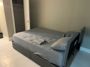 1 habitación, tabla de planchar con plancha, wifi gratis y ropa de cama 
