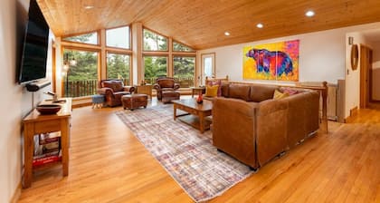 4 Br Mountain Chalet | PRIVATE Pool/Hot Tub |2-min DRIVE to Jasper National Park