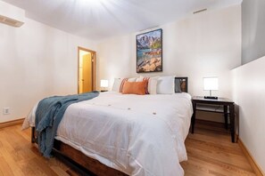 4 habitaciones, escritorio y tabla de planchar con plancha 