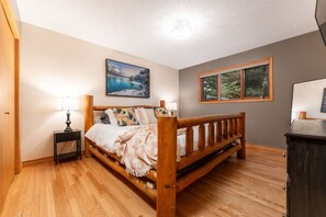 4 bedrooms, desk, iron/ironing board, travel cot