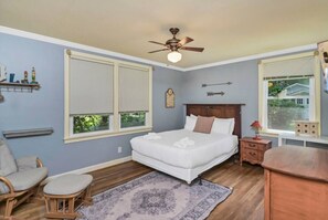 5 Schlafzimmer, Schreibtisch, Bügeleisen/Bügelbrett, Reisekinderbett