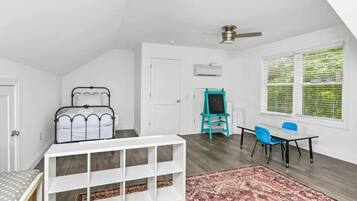 5 habitaciones, escritorio y tabla de planchar con plancha