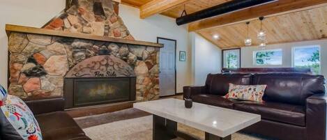 智能电视、壁炉、书