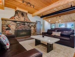 Smart-TV, Kamin, Bücher