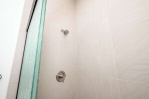 Appart'hôtel, 1 grand lit, cuisine | Salle de bain | Serviettes fournies, papier toilette