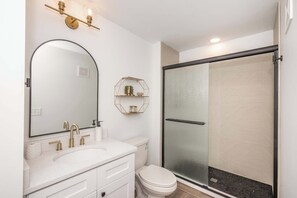 Condo, 1 Queen Bed with Sofa bed, Kitchen | Bathroom | Towels, toilet paper