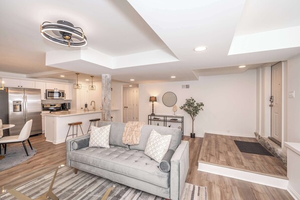 Condo, 1 Queen Bed with Sofa bed, Kitchen | Living area