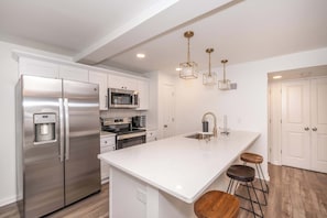 Condo, 1 Queen Bed with Sofa bed, Kitchen | Private kitchen | Fridge, microwave, oven, stovetop