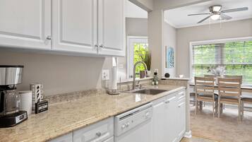 Condo, Berbilang Katil, Balcony, Garden View | Dapur peribadi | Peti sejuk, ketuhar gelombang mikro, ketuhar, dapur