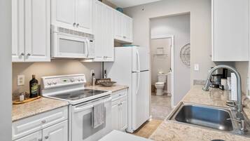 Condo, Berbilang Katil, Balcony, Garden View | Dapur peribadi | Peti sejuk, ketuhar gelombang mikro, ketuhar, dapur