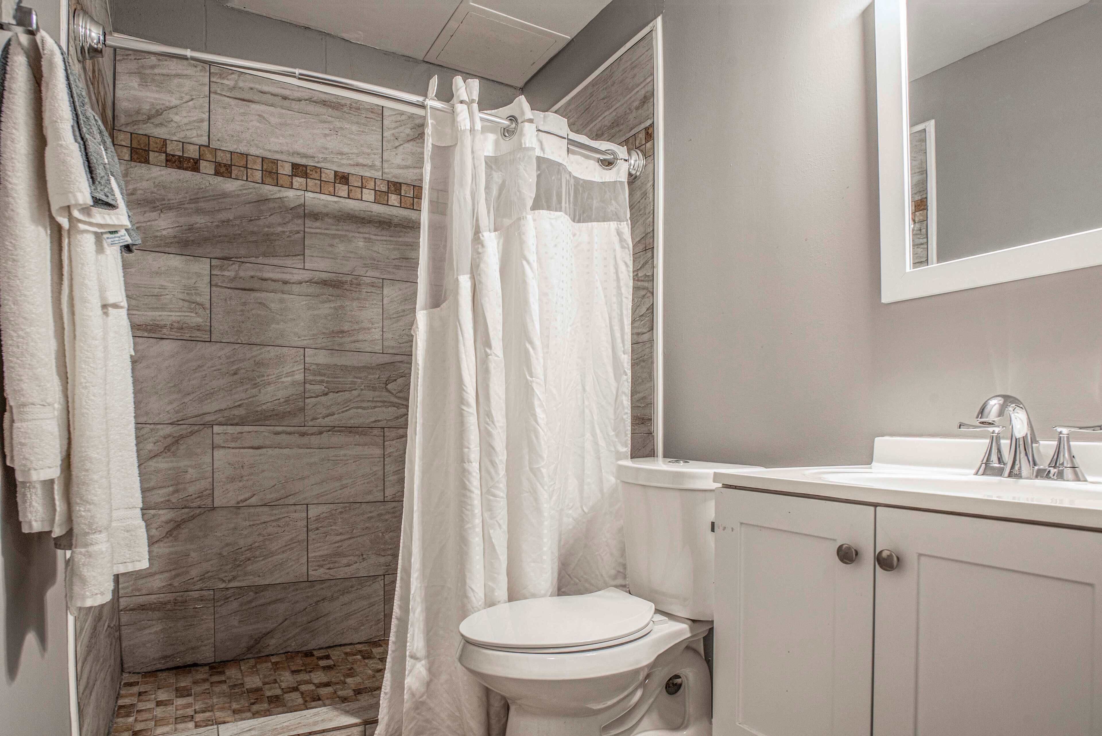 House, 2 Queen Beds, Kitchen | Bathroom | Towels, toilet paper