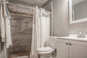 House, 2 Queen Beds, Kitchen | Bathroom | Towels, toilet paper - Dawgs on Broad #7 (Athens)