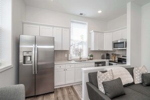 Appart'hÎtel, 1 grand lit, cuisine, vue jardin (Covington Charm 201 ) | Intérieur