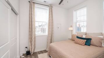 Condo, 1 giường cỡ queen, bếp, quang cảnh vườn (Covington Charm 201 ) | 1 phòng ngủ, trang trí khác biệt