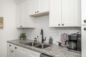 House, Multiple Beds, Kitchen | Private kitchen | Fridge, microwave, oven, stovetop - Delta View Retreat (Cincinnati)