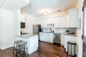 Casa, várias camas, cozinha, vista para o jardim | Cozinha privada | Geladeira, micro-ondas, fogão, cooktop
