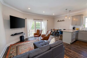 House, Multiple Beds, Balcony | Living area | TV - Cumberland Emerald (Old Hickory)