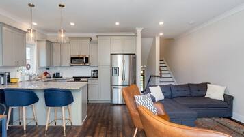 House, Multiple Beds, Balcony | Private kitchen | Fridge, microwave, oven, stovetop