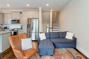 Maison, plusieurs lits, balcon | Coin séjour | Télévision