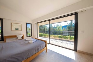 4 bedrooms, iron/ironing board, WiFi, bed sheets
