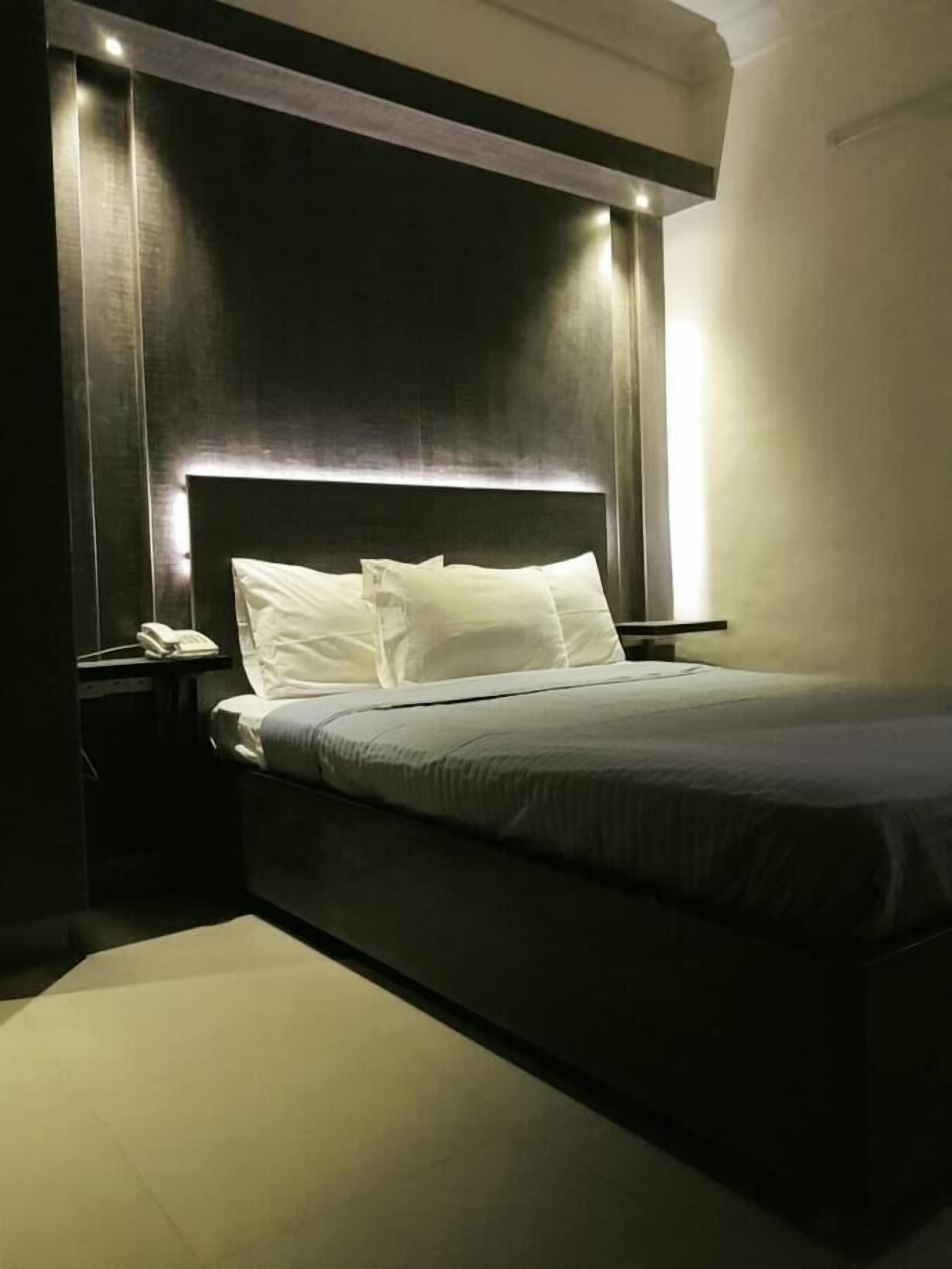 Sistema de insonorización, tabla de planchar con plancha y wifi gratis 