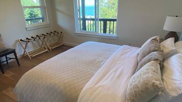 3 slaapkamers, een bureau, een strijkplank/strijkijzer, reisbedje