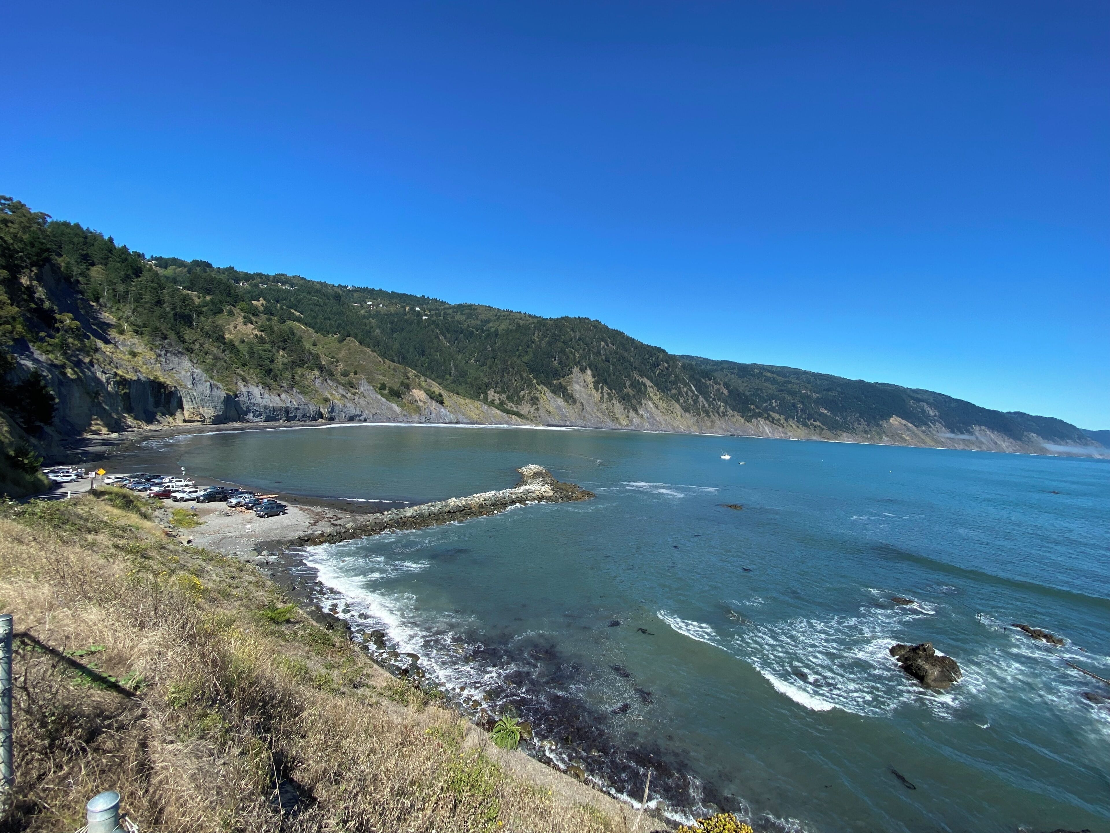 Vlak bij het strand, ligstoelen aan het strand, strandlakens