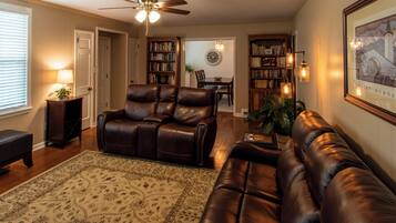 Nhà, nhiều giường, bếp, quang cảnh vườn | Khu phòng khách | TV