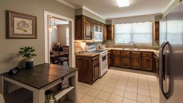 Rumah, Beberapa Tempat Tidur, dapur, pemandangan kebun | Dapur pribadi | Lemari es, microwave, oven, dan kompor