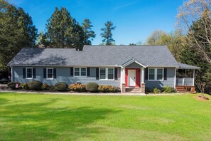 Exterior - Dawg Daze Cottage (Athens)
