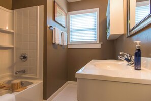 House, Multiple Beds, Kitchen, Garden View | Bathroom | Towels, toilet paper - Dawg Daze Cottage (Athens)