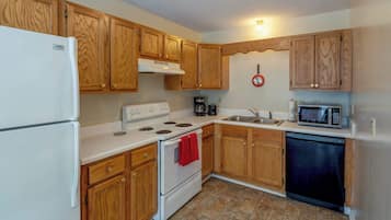 Condo, Multiple Beds, Kitchen | Private kitchen | Fridge, microwave, oven, stovetop