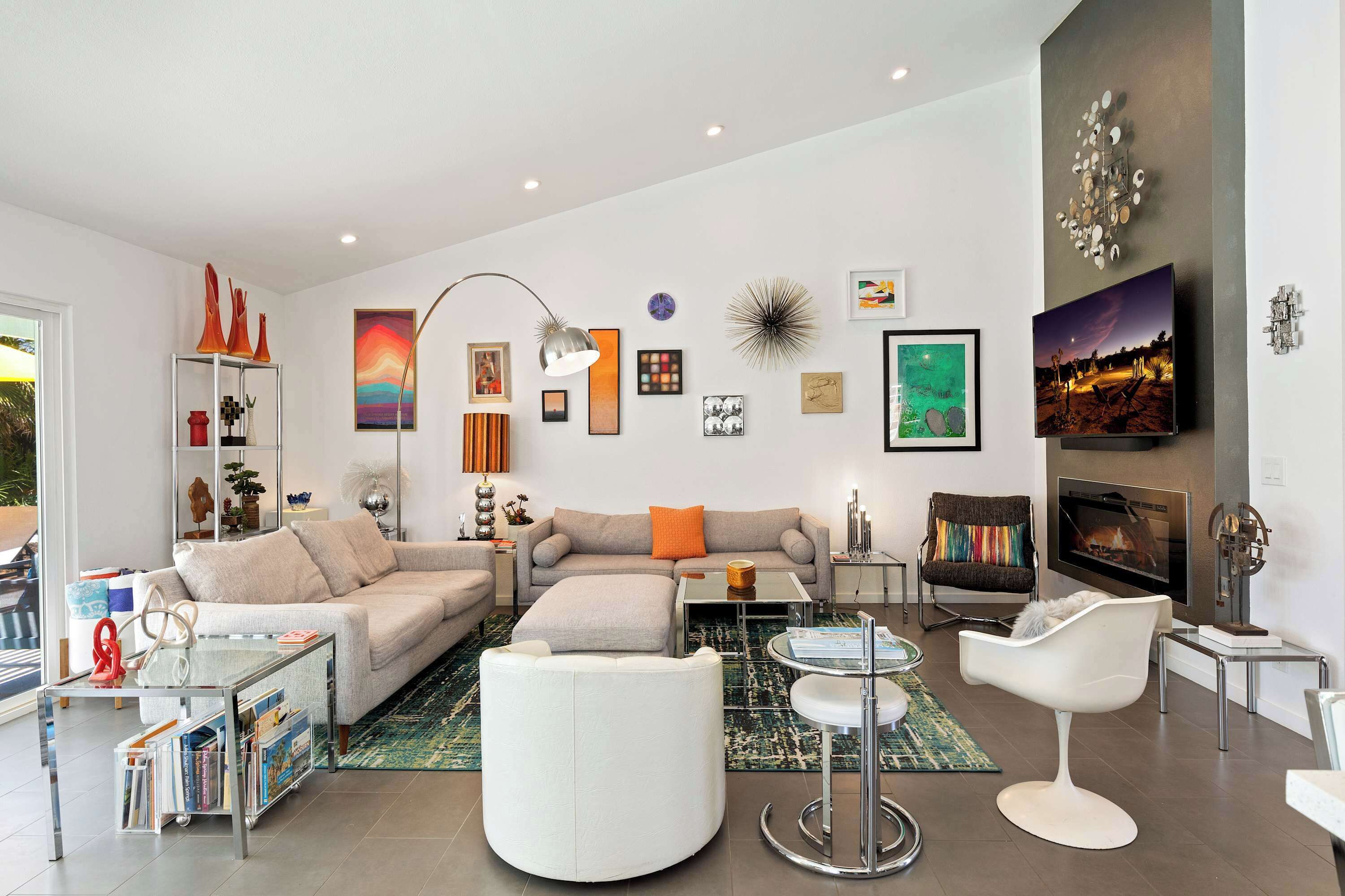 Een moderne woonkamer met een bank, salontafel en een open haard.