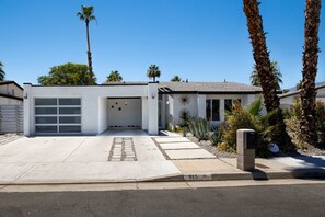 Property grounds - Demuth Park Desert Oasis - Pool - Tiki Room (Palm Springs)