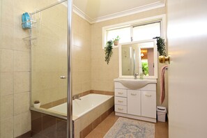 Secadora de cabello, toallas, jabón, shampoo 