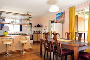 Dining - Two Pines, house near airport and shopping! (Tullamarine)