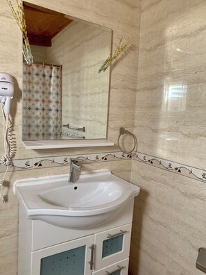 Basic Double Room | Bathroom - Los Laureles 260 (San Pedro de Atacama)