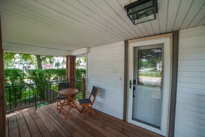 Outdoor dining - Charming house located in beautiful downtown Manteno (Manteno)