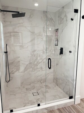 Shower, hair dryer, bidet, towels - 2 Bdrm Home w/ Pool, Hot Tub, & Lake Views - Two Miles From Beach! (Bonita Springs)