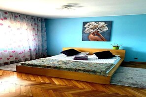 3 bedrooms, iron/ironing board, WiFi, bed sheets