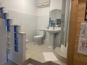 Shower, hair dryer, bidet, towels - Luxuria Central Apart Hotel Bucharest (București)