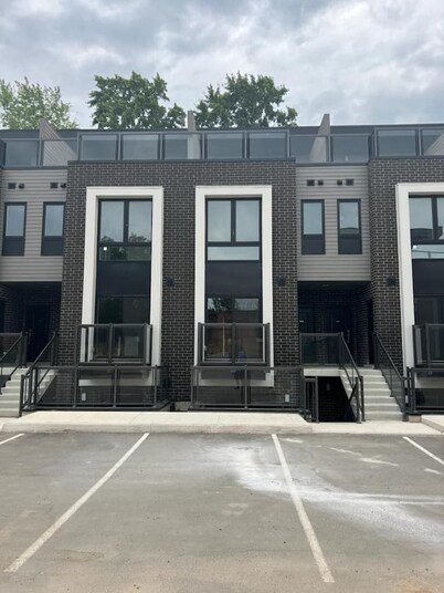 Minutes To The Falls: Stylish Townhome Gem!
