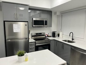 Refrigerador, microondas, horno y parrilla de estufa