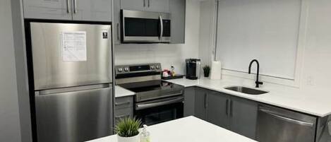 Een koelkast, een magnetron, een oven, een kookplaat