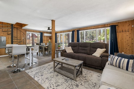 Cabin, Multiple Beds, Balcony | Living area