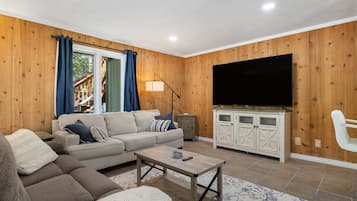 Cabin, Multiple Beds, Balcony | Living area