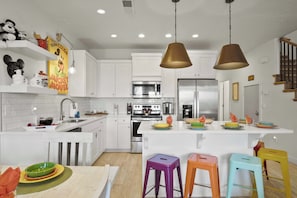 Maison mitoyenne, plusieurs lits, patio, vue montagne (Disney in the Desert) | Cuisine privée | Réfrigérateur, micro-ondes, four, plaque de cuisson