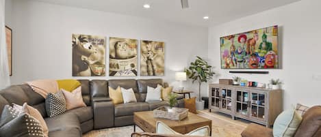 Townhome - flera sÀngar - uteplats - utsikt mot bergen (Disney in the Desert) | Vardagsrum | 50-tums platt-tv med digitalkanaler