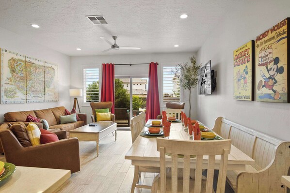 وحدة سكنية متصلة - عدة أسرّة - برواق - منظر للجبل (Disney in the Desert) | تناول الطعام