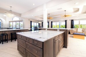 獨棟房屋, 多張床, 可使用泳池, 海景 | 私人廚房 | 電冰箱、微波爐、烤箱、爐台